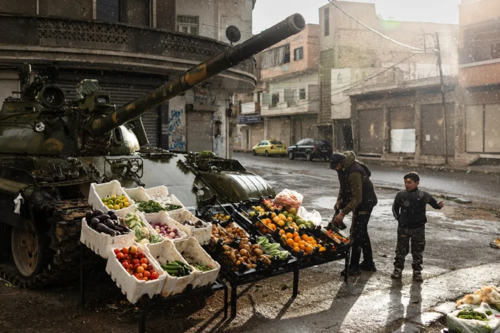 Мужчина продает фрукты и овощи