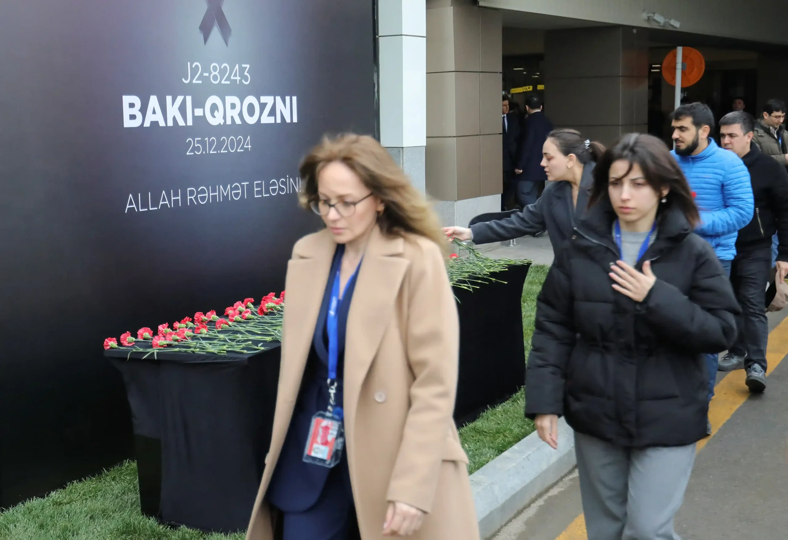 Люди чтят память жертв крушения пассажирского самолета