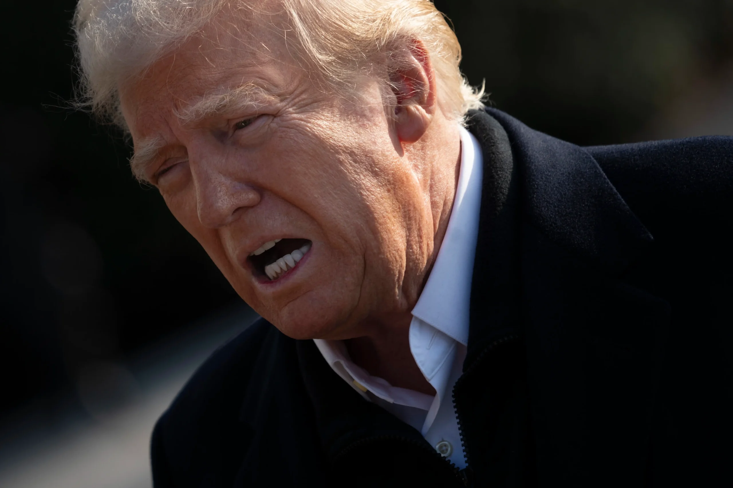 Президент США Дональд Трамп общается с прессой