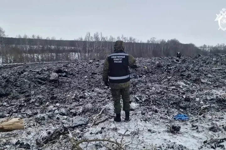 Следователь работает на месте крушения российского военно-транспортного самолета