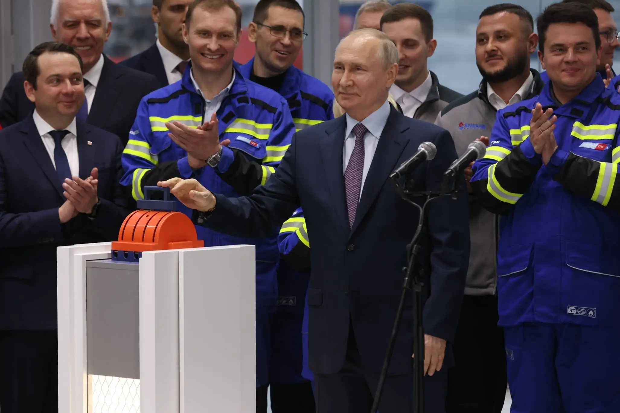 Владимир Путин запустил первую линию по сжижению природного газа