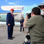 Президент Дональд Трамп общается с журналистами