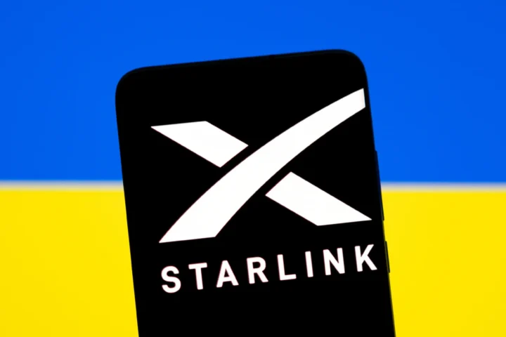 Starlink на фоне флага Украины