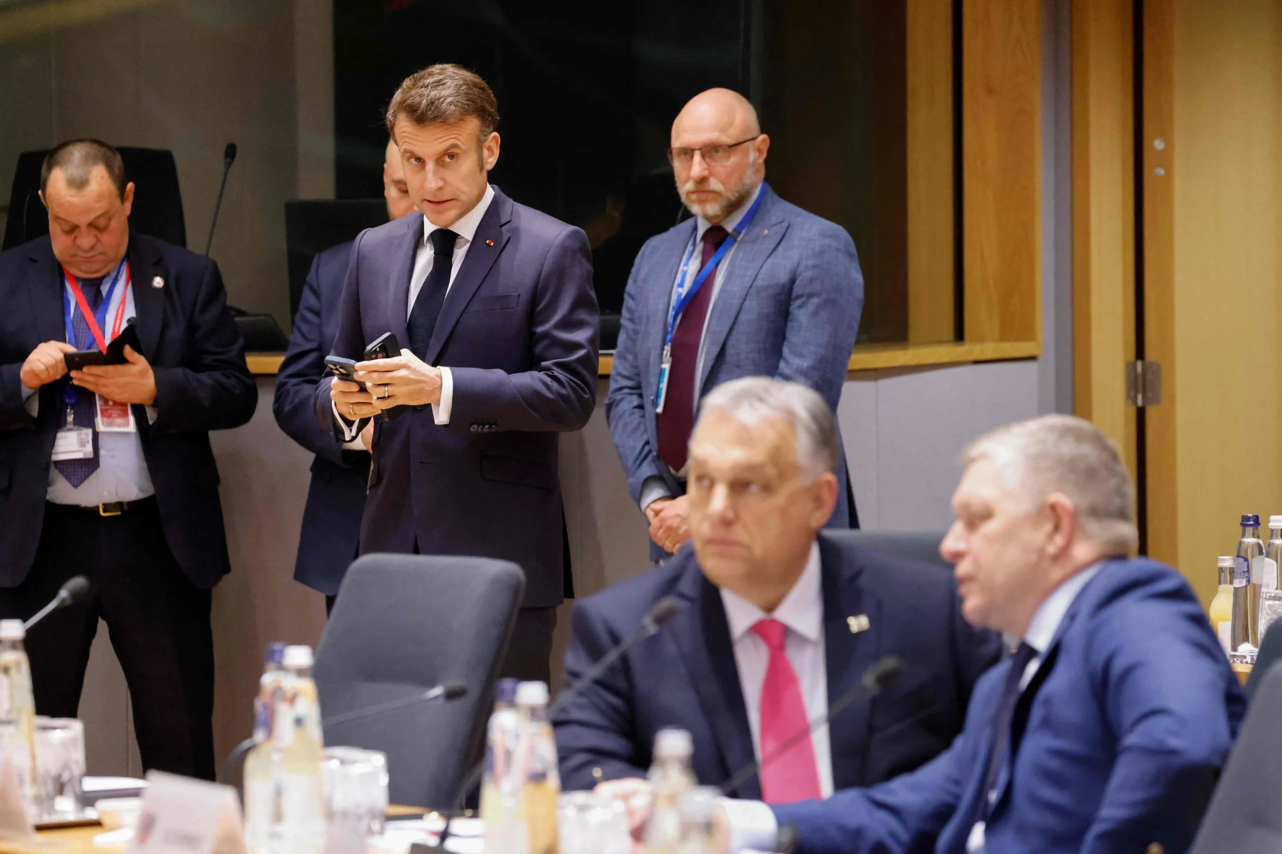 Эммануэль Макрон, Виктор Орбан и Роберт Фицо