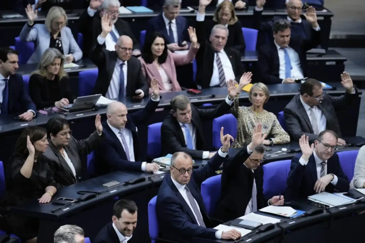 Лидер ХДС Фридрих Мерц и члены его парламентской группы