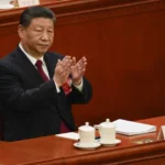 Председатель КНР Си Цзиньпин аплодирует