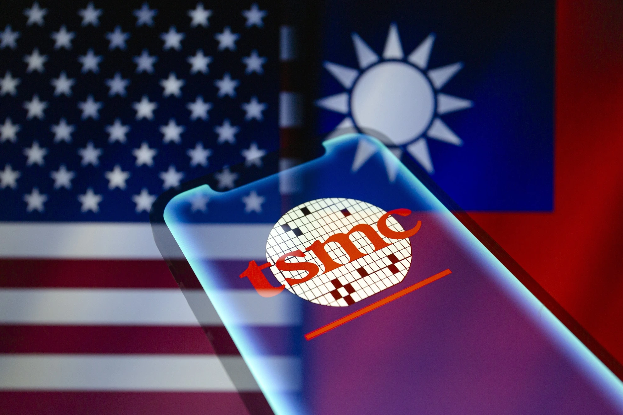 Президент Дональд Трамп и гендиректор TSMC Си Си Вэй объявляют о миллиардных инвестициях