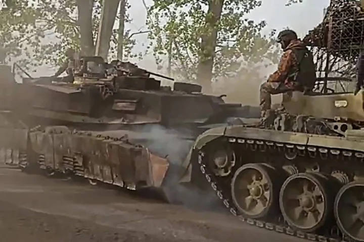 Российские военнослужащие эвакуируют американский танк «Абрамс»