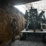 Солдаты управляют 2С22 «Богдана» — 155-мм самоходной гаубицей