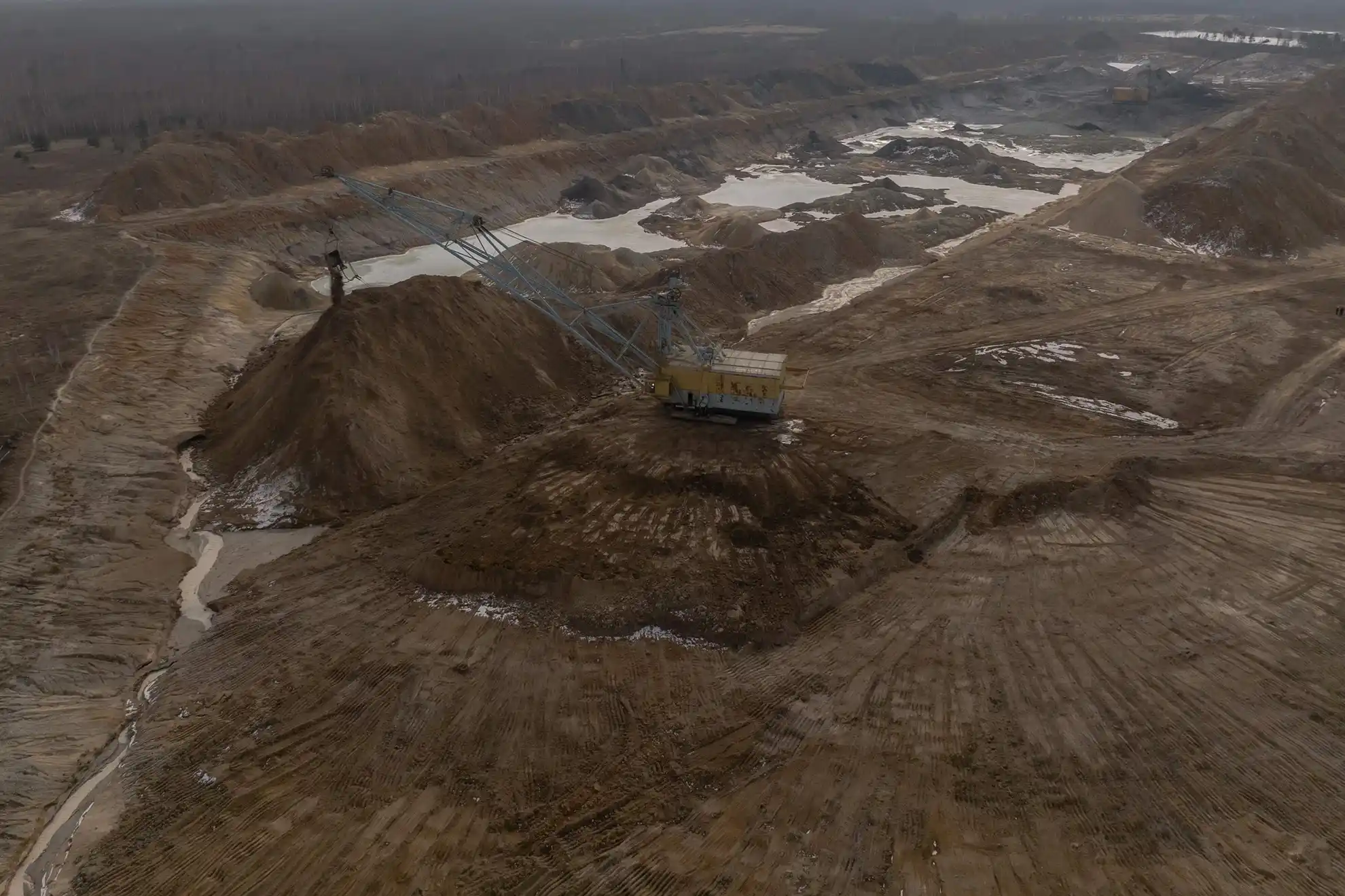 Вид сверху на экскаватор-драглайн