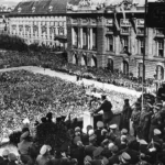 Гитлер выступает с балкона