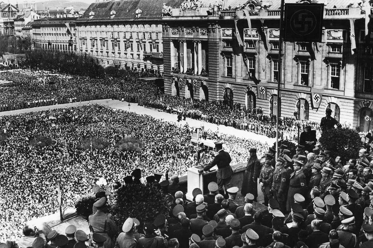 Гитлер выступает с балкона