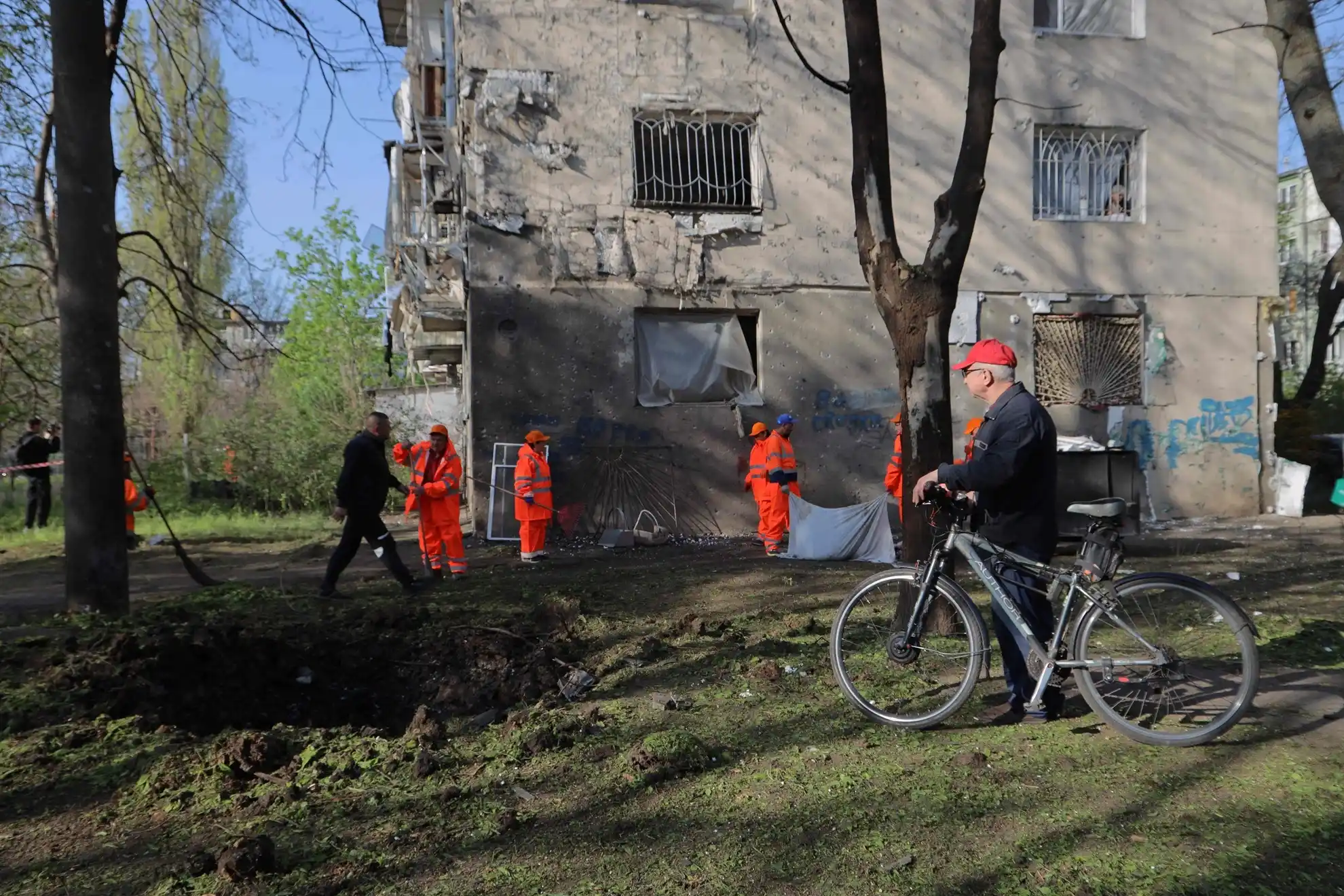 Коммунальные работники убирают мусор
