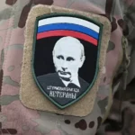 Российский военнослужащий носит нашивку с изображением президента России Владимира Путина. Нашивка гласит Ветераны штурмовой бригады. (Reuters)