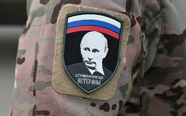 Российский военнослужащий носит нашивку с изображением президента России Владимира Путина. Нашивка гласит Ветераны штурмовой бригады. (Reuters)