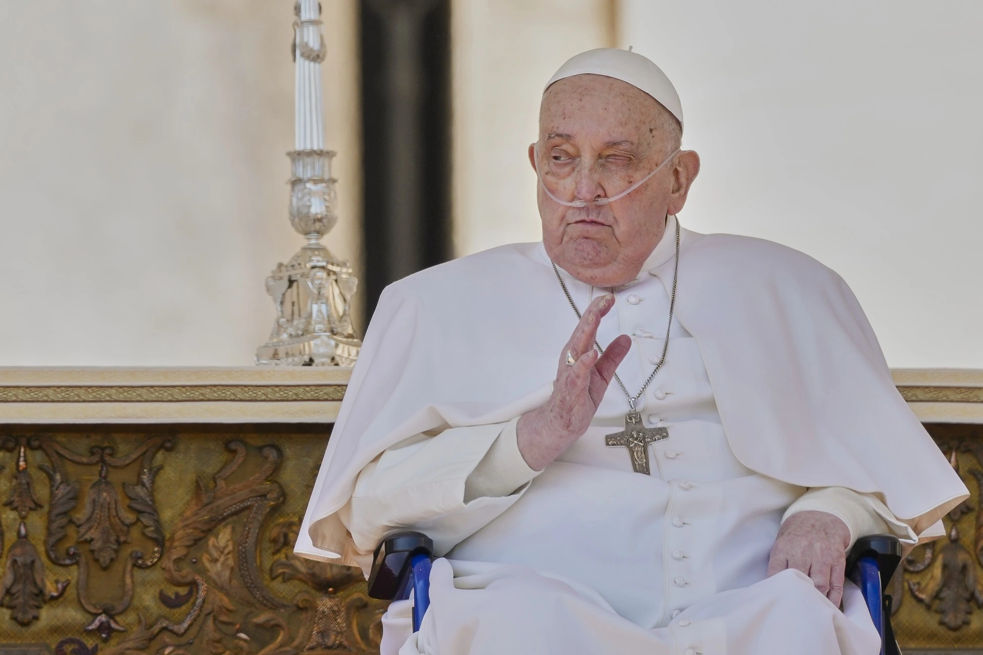 Папа Франциск в инвалидном кресле