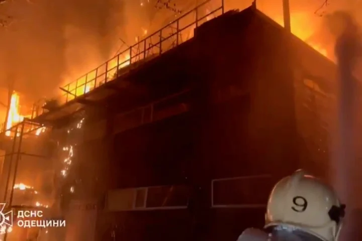 Пожарный работает возле здания