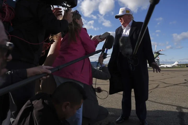 Президент Дональд Трамп общается с журналистами