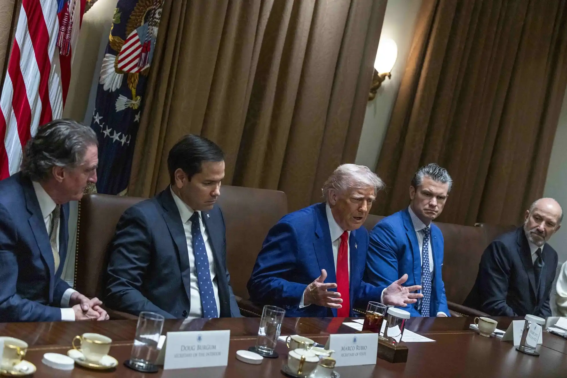 Президент США Дональд Дж. Трамп во время заседания Кабинета министров