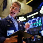 Трейдер в торговом зале Нью-Йоркской фондовой биржи