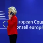 Урсула фон дер Ляйен c мобильным телефоном