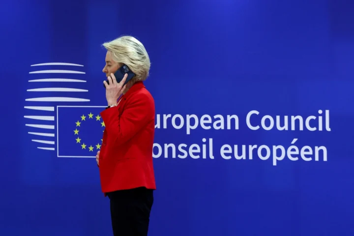 Урсула фон дер Ляйен c мобильным телефоном