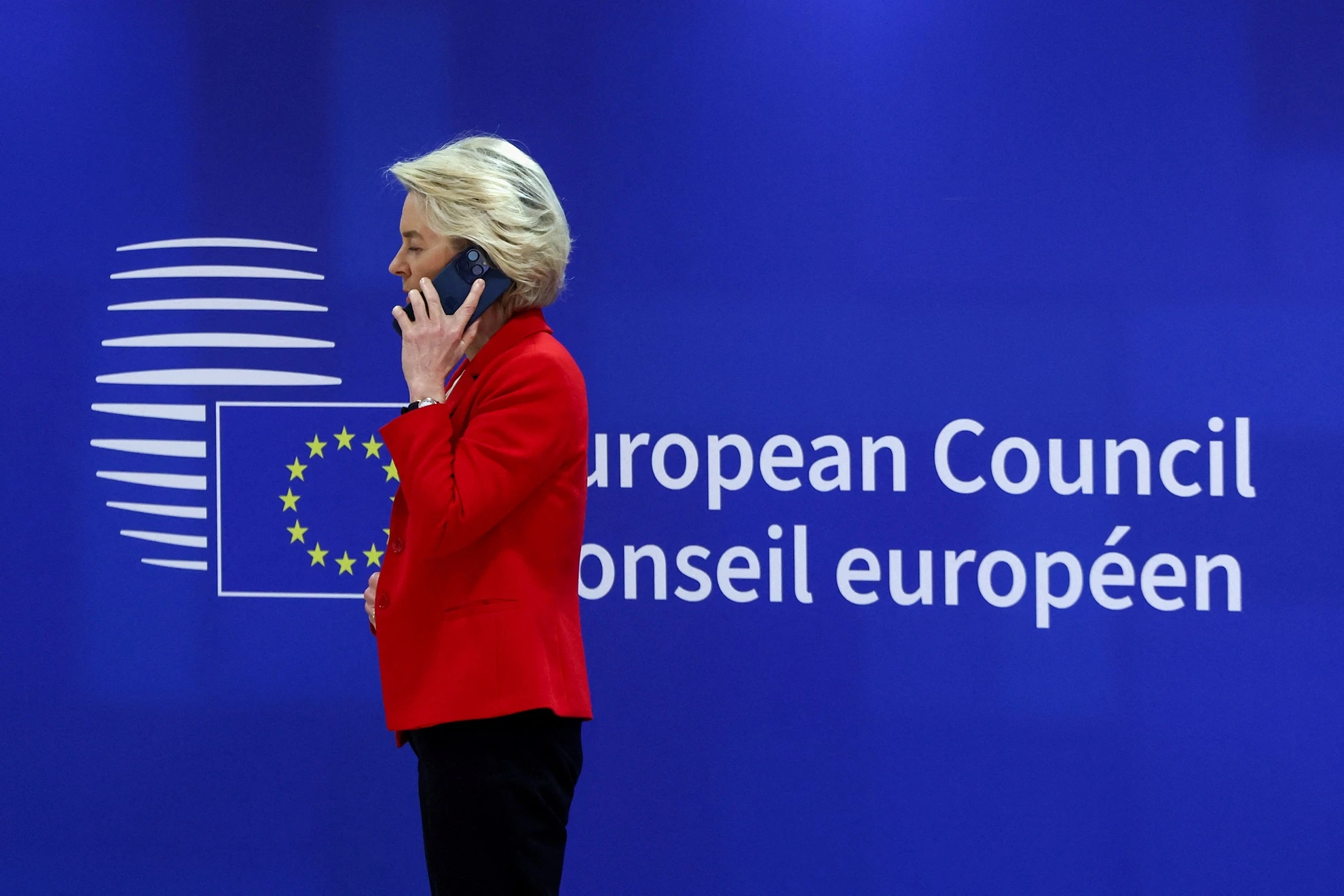 Урсула фон дер Ляйен c мобильным телефоном