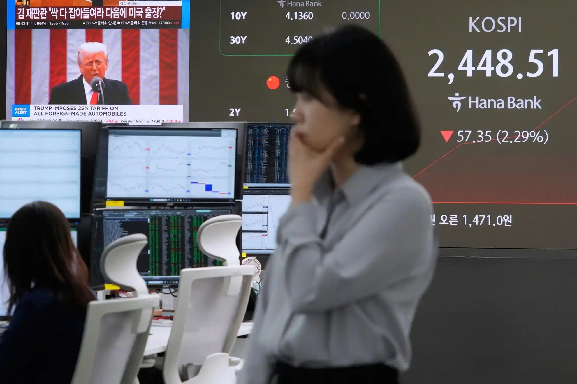 a currency trader works at the foreign exchange dealing room of the KEB Hana Bank