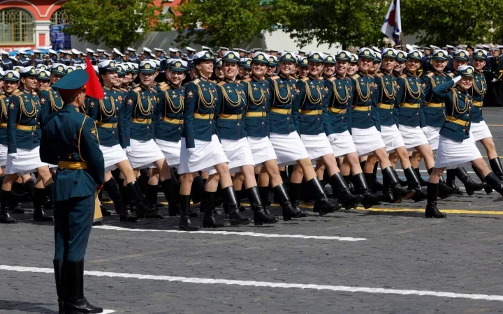 девушки на параде