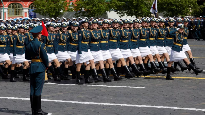 девушки на параде