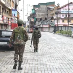 Индийские военные патрулируют улицу