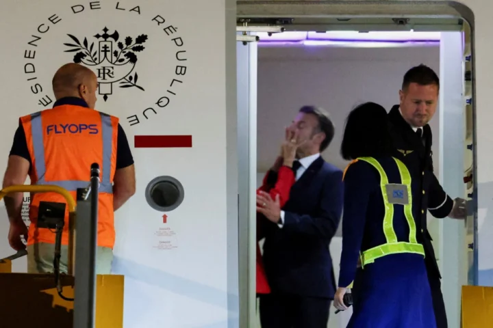 Макрон с супругой