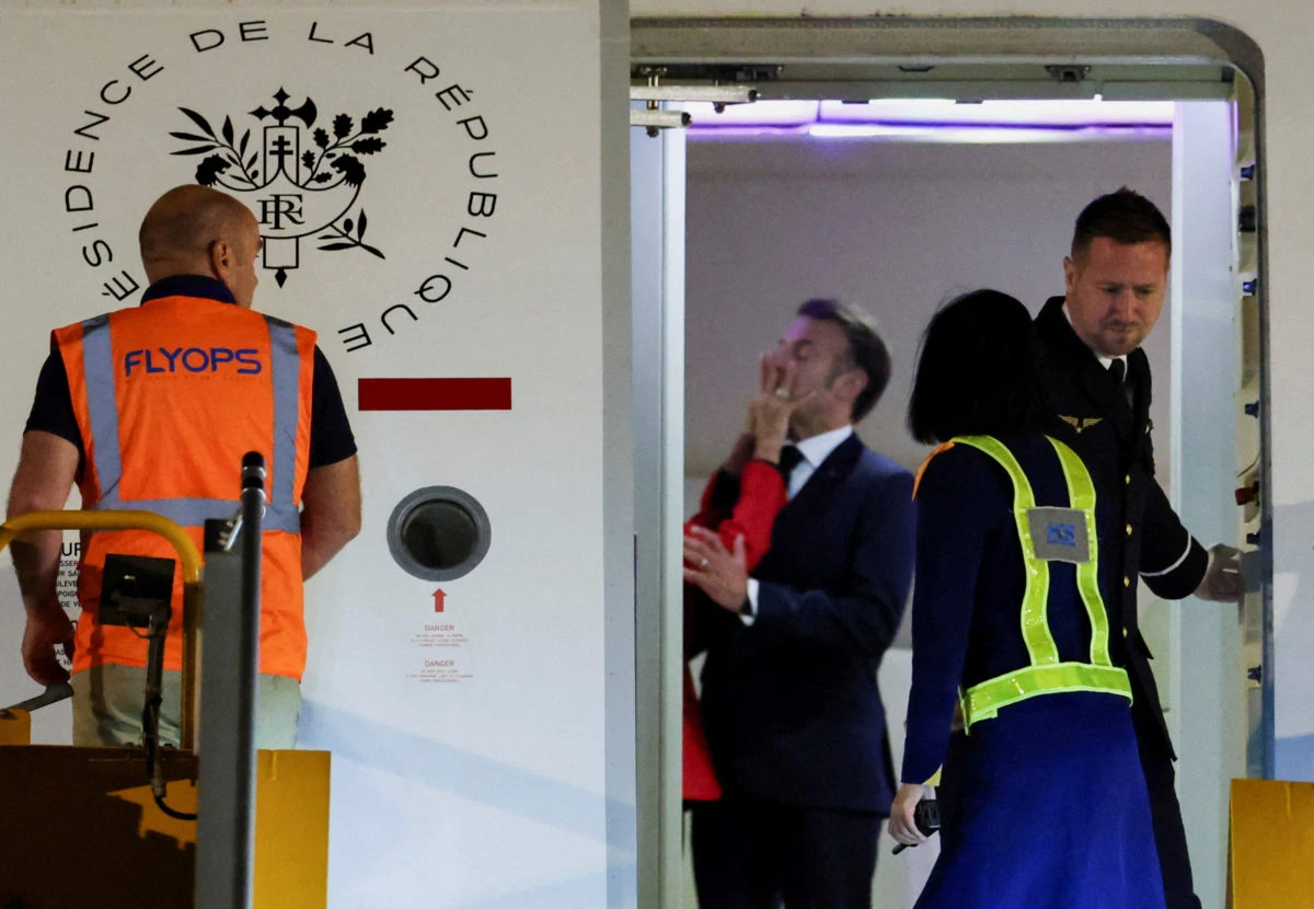 Макрон с супругой