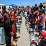 Палестинцы выстраиваются в очередь за горячей едой