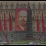 плакат с изображением Ленина на здании КГБ