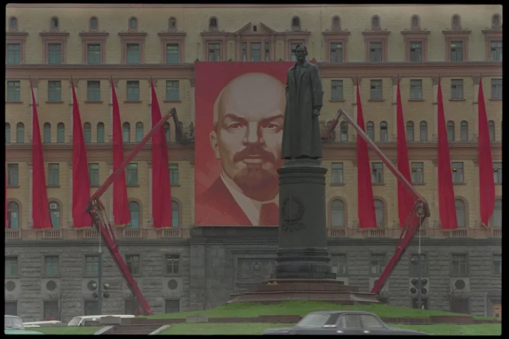 плакат с изображением Ленина на здании КГБ