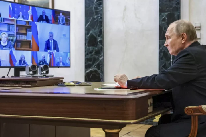 Владимир Путин проводит заседание