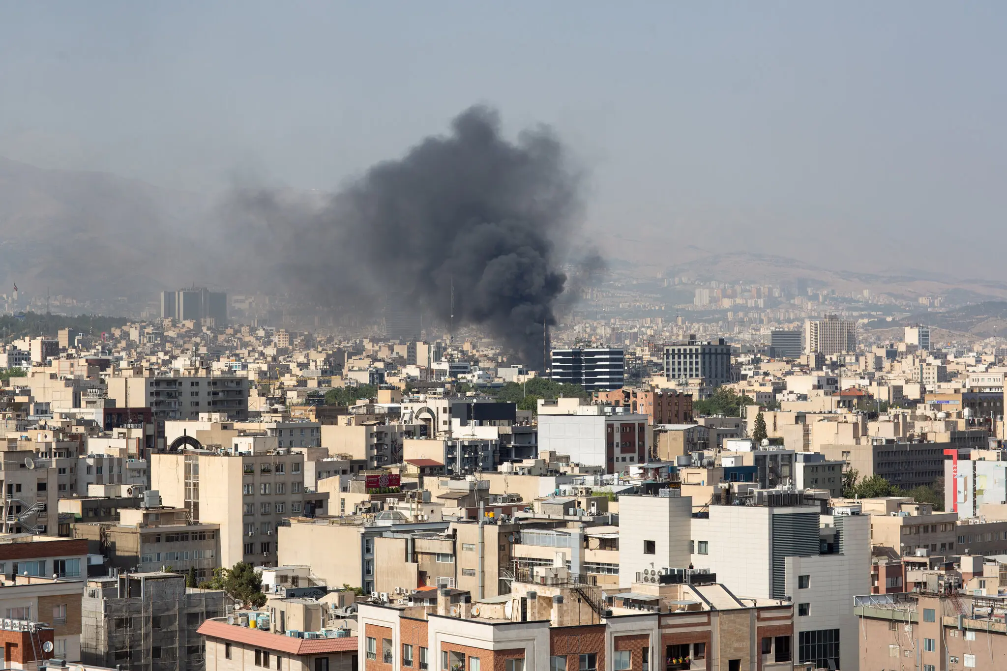 Дым от взрывов после атаки Израиля на Тегеран