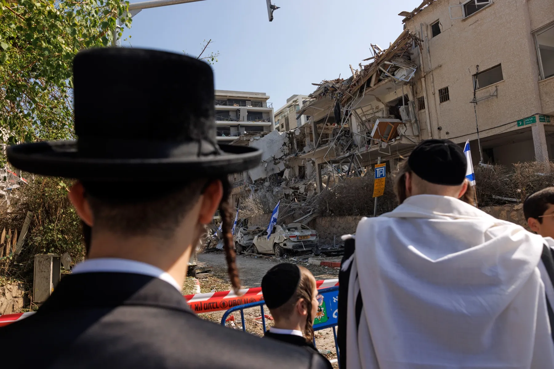 Ортодоксальные евреи осматривают