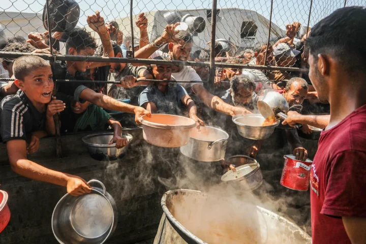 Палестинцы в пункте раздачи продовольствия