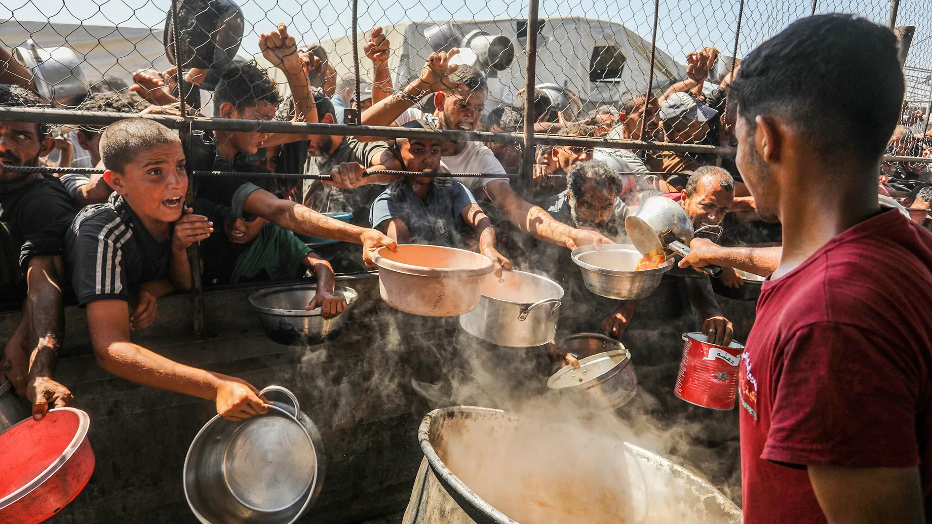 Палестинцы в пункте раздачи продовольствия