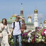 пара прогуливается по Москве