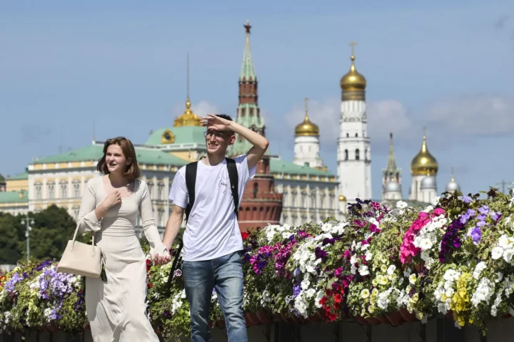 пара прогуливается по Москве