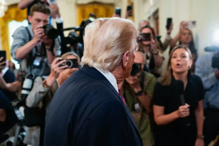 Трамп отвечает на вопросы