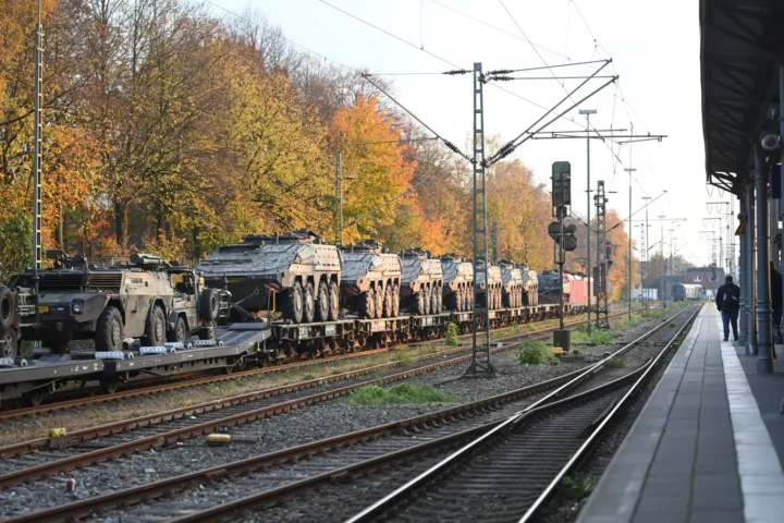 Грузовой поезд с бронетранспортерами