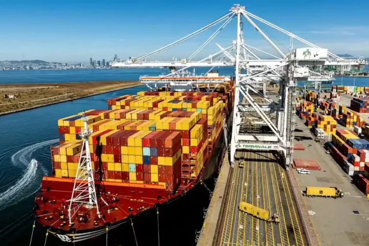 Контейнеровоз в порту Окленда