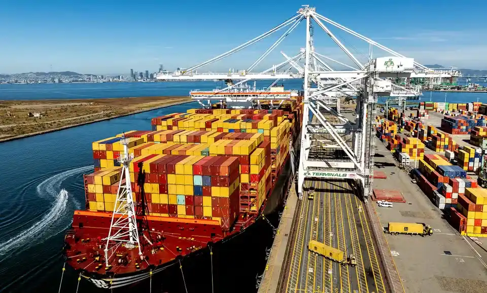 Контейнеровоз в порту Окленда