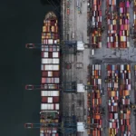 Корабль и контейнеры в порту Сантуса