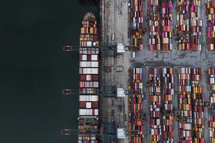 Корабль и контейнеры в порту Сантуса