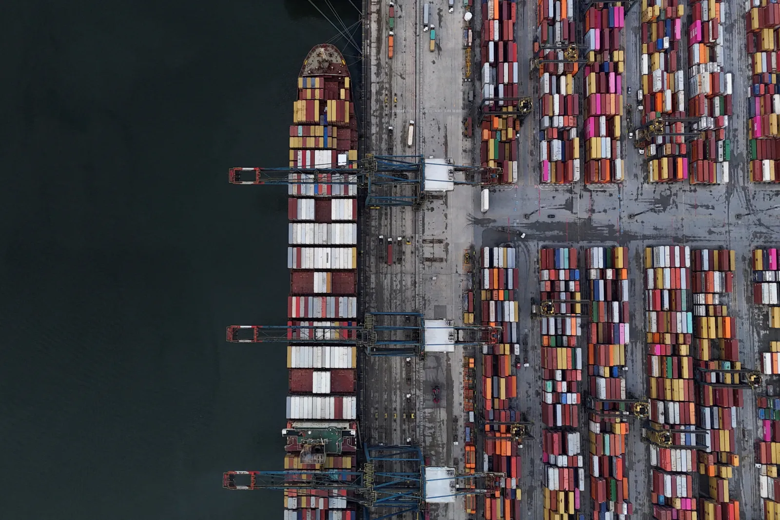 Корабль и контейнеры в порту Сантуса